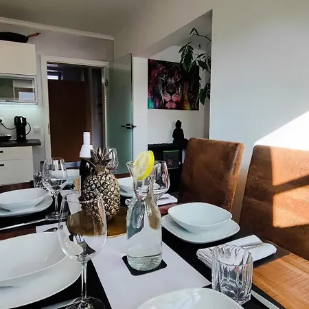 Homely In A Modern Green Dream Apartamento